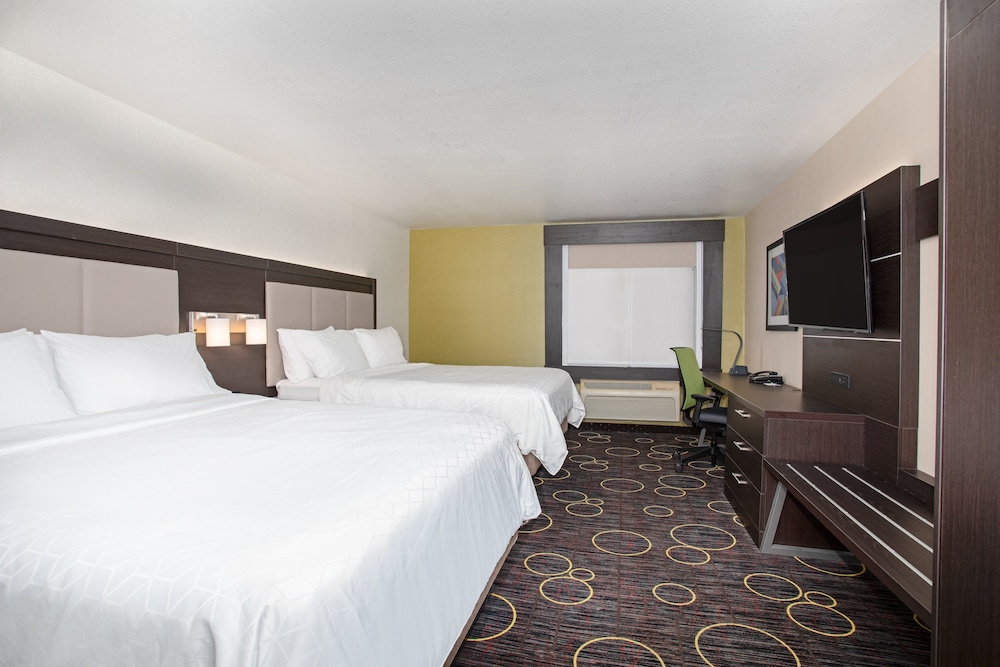 Standard Room, 2 Queen Beds - Photo 2
