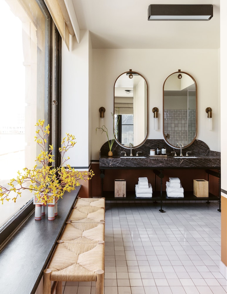 Premier Suite, 3 Bedrooms, Corner thumbnail 6