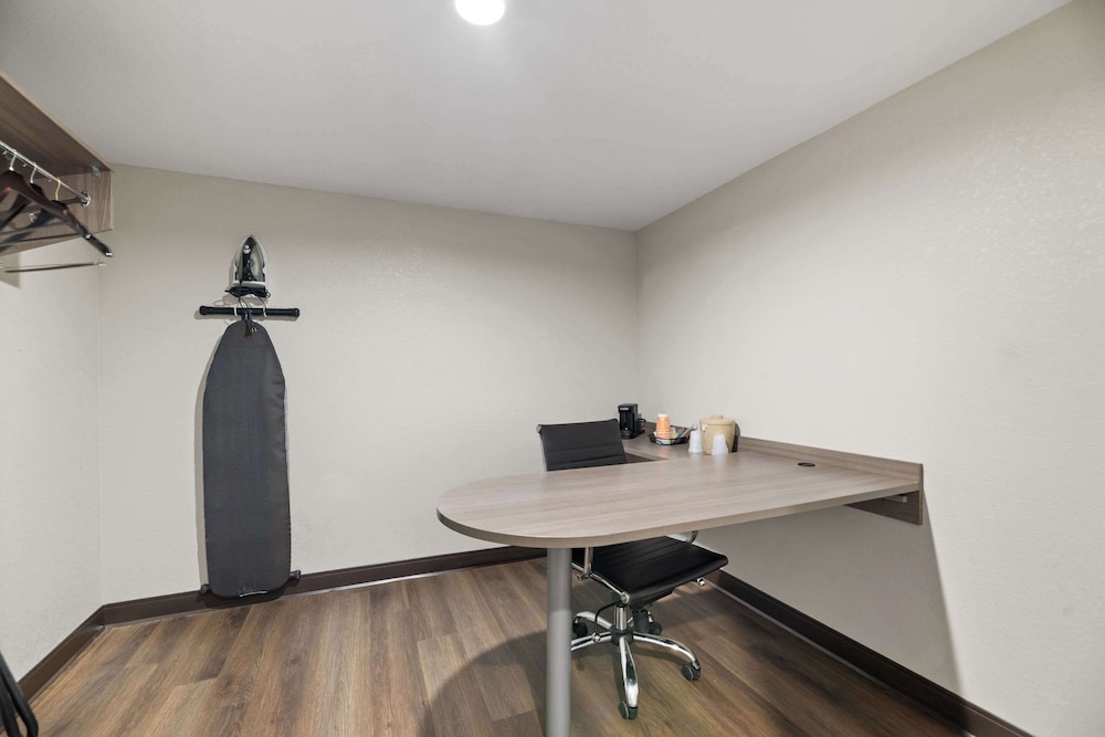 Suite, Multiple Beds, Non Smoking - Photo 9