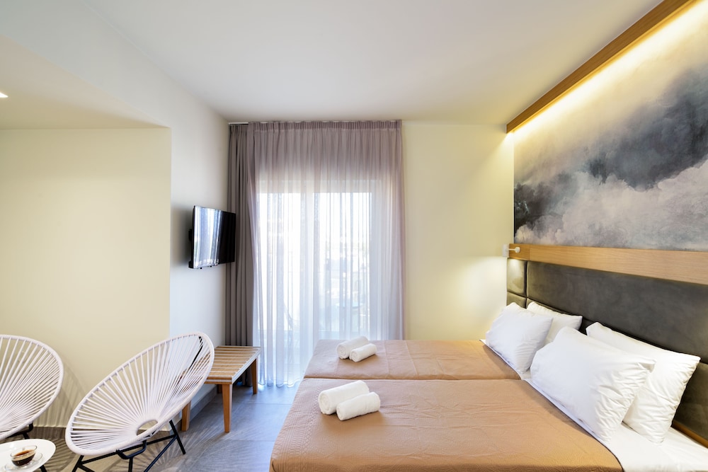 Two Bedroom Suite with Balcony - Photo 4