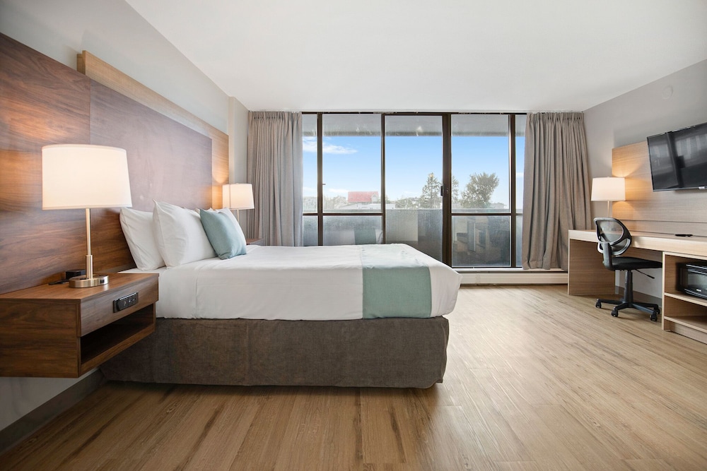 Standard Room, 1 Queen Bed, Balcony, Partial Ocean View - Photo 1