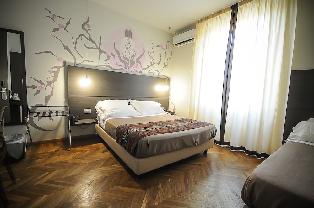 Deluxe Triple Room, City View photo 1