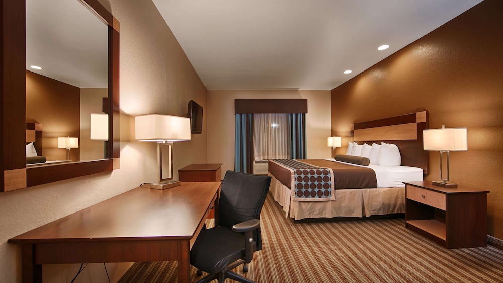 Suite, 1 King Bed, Non Smoking, Refrigerator & Microwave - Photo 1