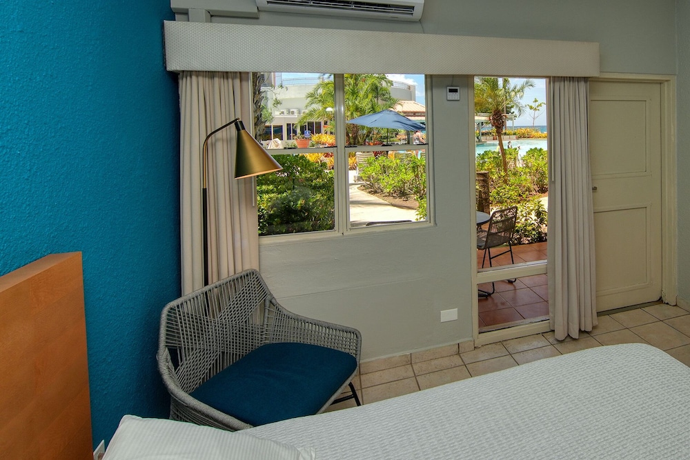 Standard Double Room, 2 Queen Beds, Poolside photo 2