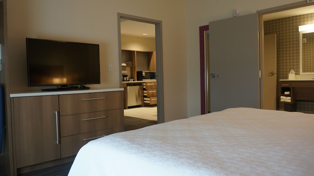 Suite, 1 King Bed, Accessible (Hearing) photo 2