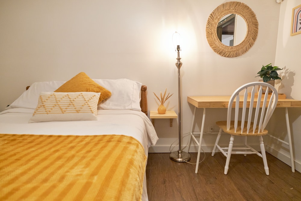 Economy Room, 1 Double Bed, Shared Bathroom 103 - Chambre au sous-sol photo 1
