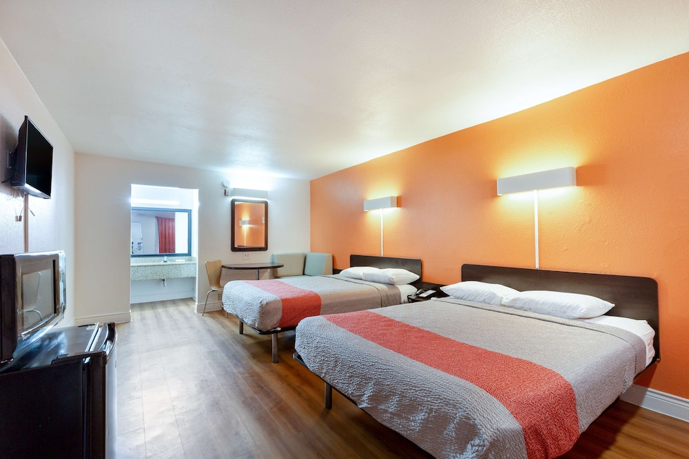 Deluxe Room, 2 Queen Beds, Non Smoking, Refrigerator & Microwave - Photo 5