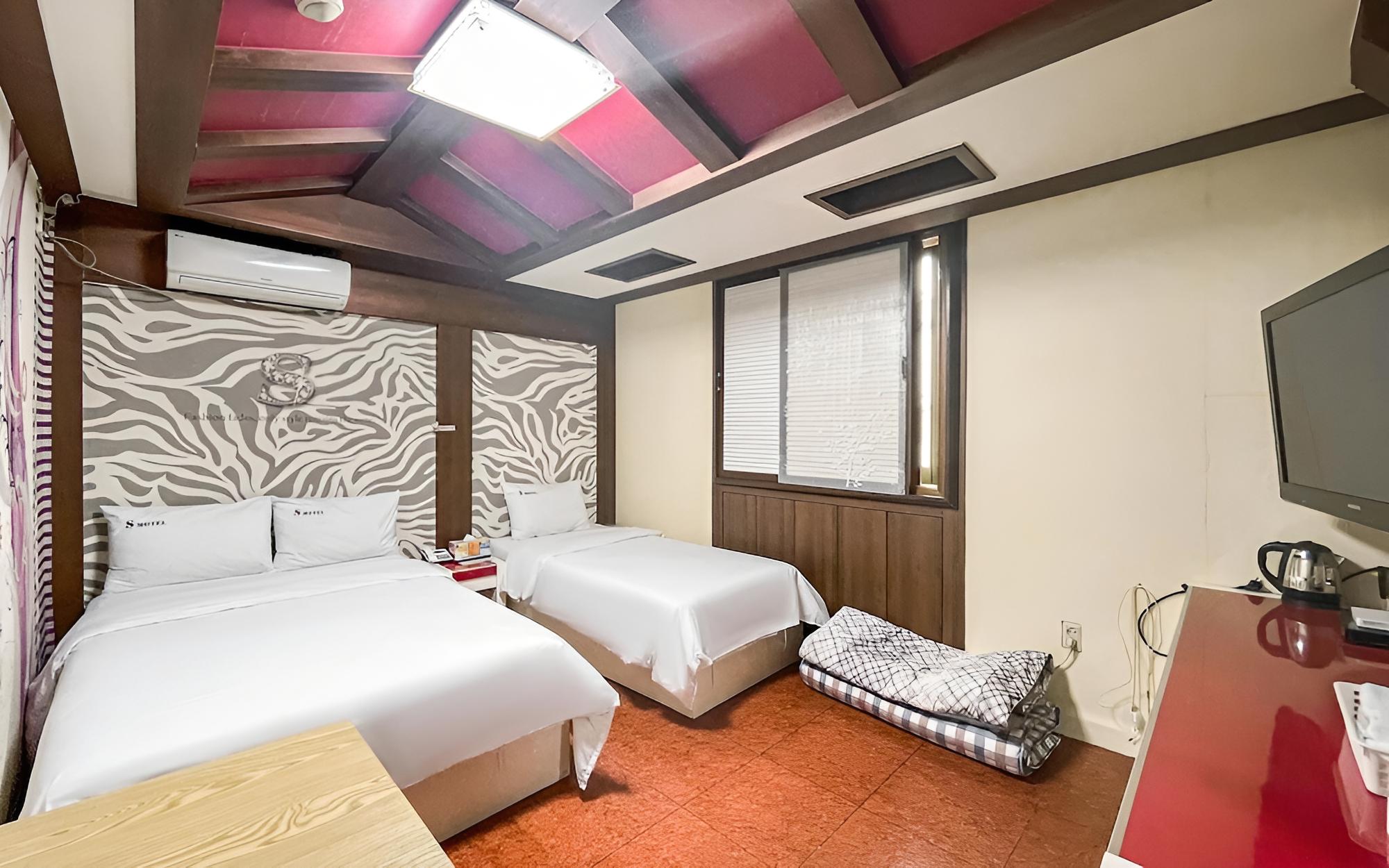 Room (Twin)