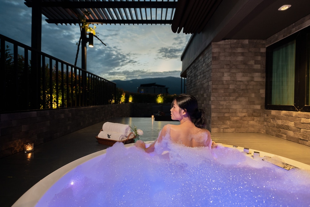 Luxury Honeymoon Suite with Jacuzzi - Photo 6