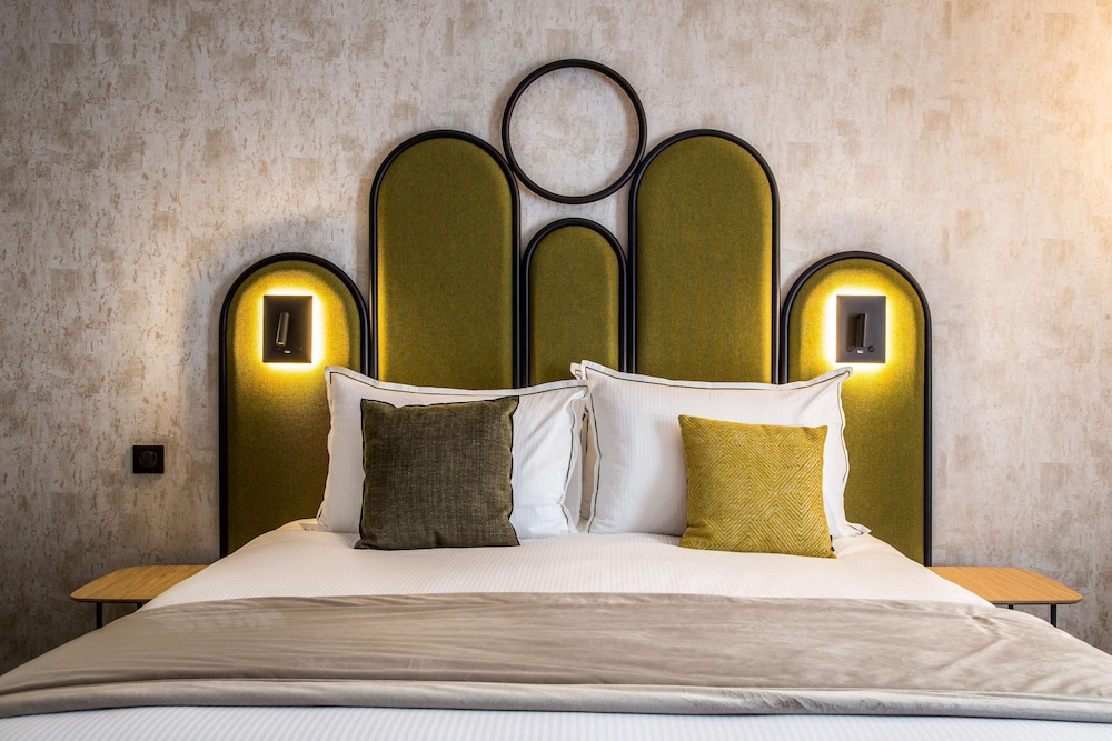 Junior Suite, 1 Queen Bed, Non Smoking (Extra bed on request) - Photo 3