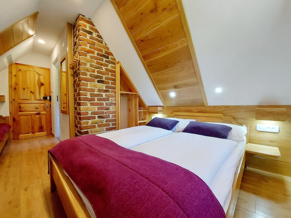 Triple Roof room photo 3