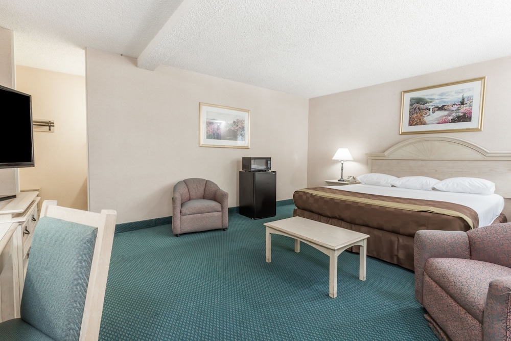Superior Room, 1 King Bed photo 3