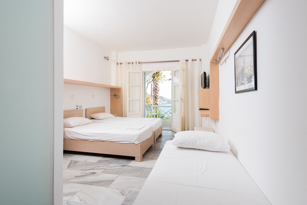 Standard Dreibettzimmer mit Meerblick