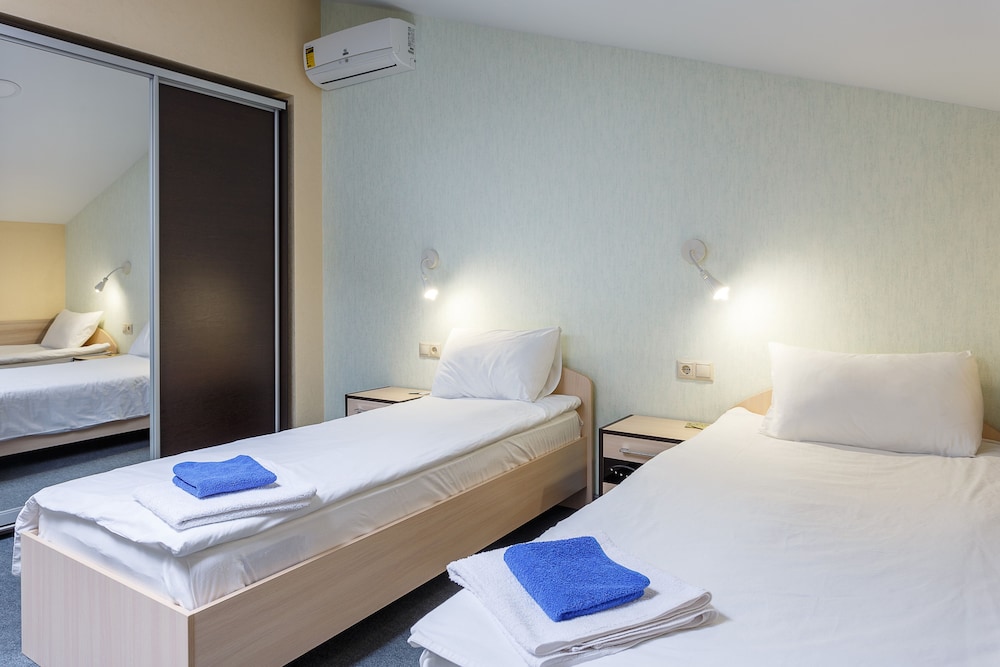Economy Room, 3 Twin Beds, Shared Bathroom