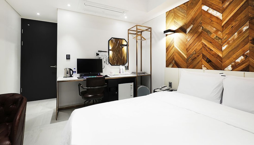Deluxe Room - Photo 9