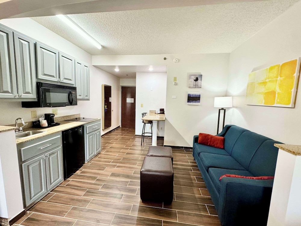 Suite, 1 Queen Bed with Sofa bed, Accessible, Kitchen (Non Smoking) - Photo 6
