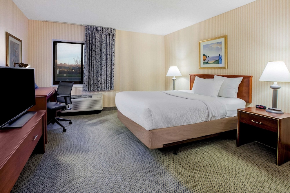 Studio Suite, 1 King Bed, Non Smoking - Photo 2