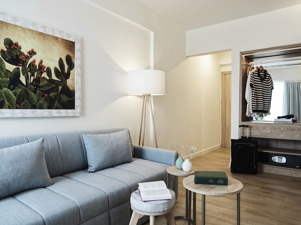 Deluxe Suite - Photo 8