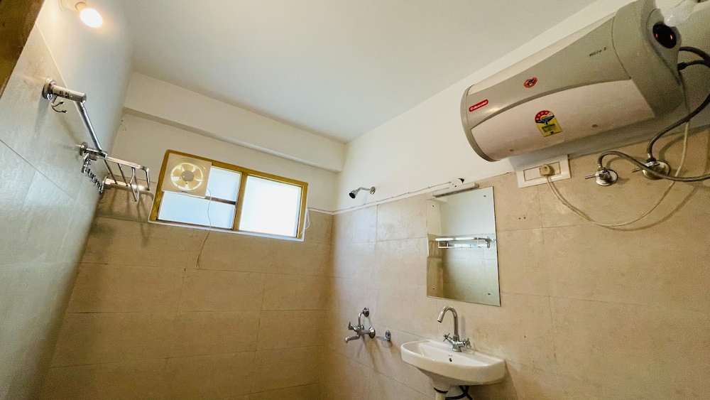 Shared Dormitory - Superior 12 bed Mixed Ensuite photo 2