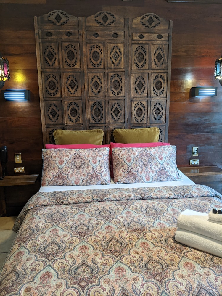 Executive Twin Room - One Queen & One Single Bed (Shared Balcony)