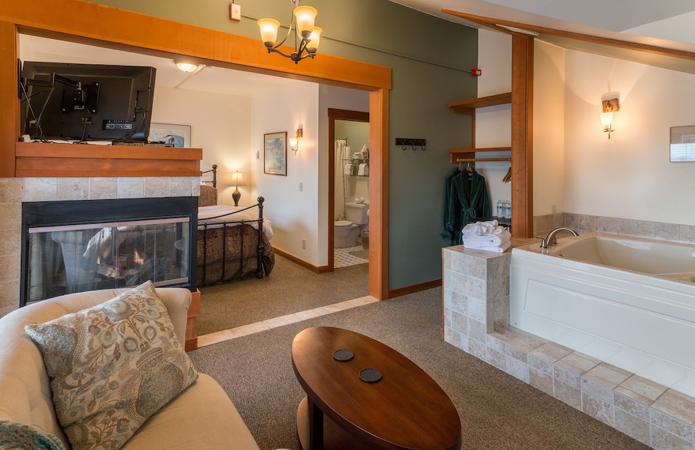 Signature Suite, 1 Queen Bed, Jetted Tub photo 1
