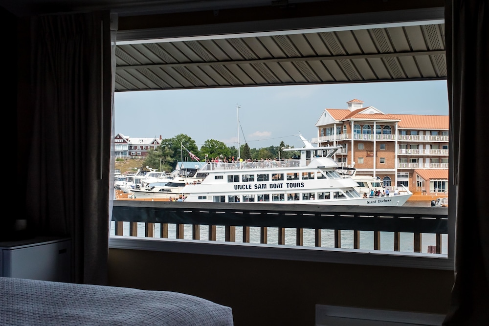 Full Bed Riverview in Lower Harbor, No Balcony, Small Room photo 2
