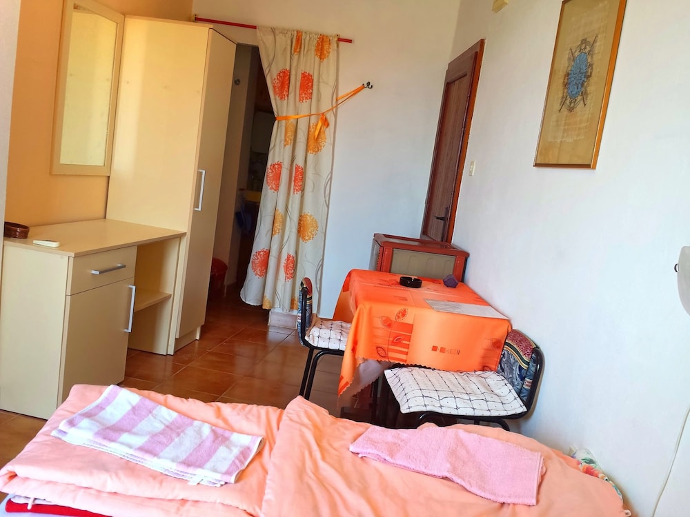 Standard Studio, Sea View