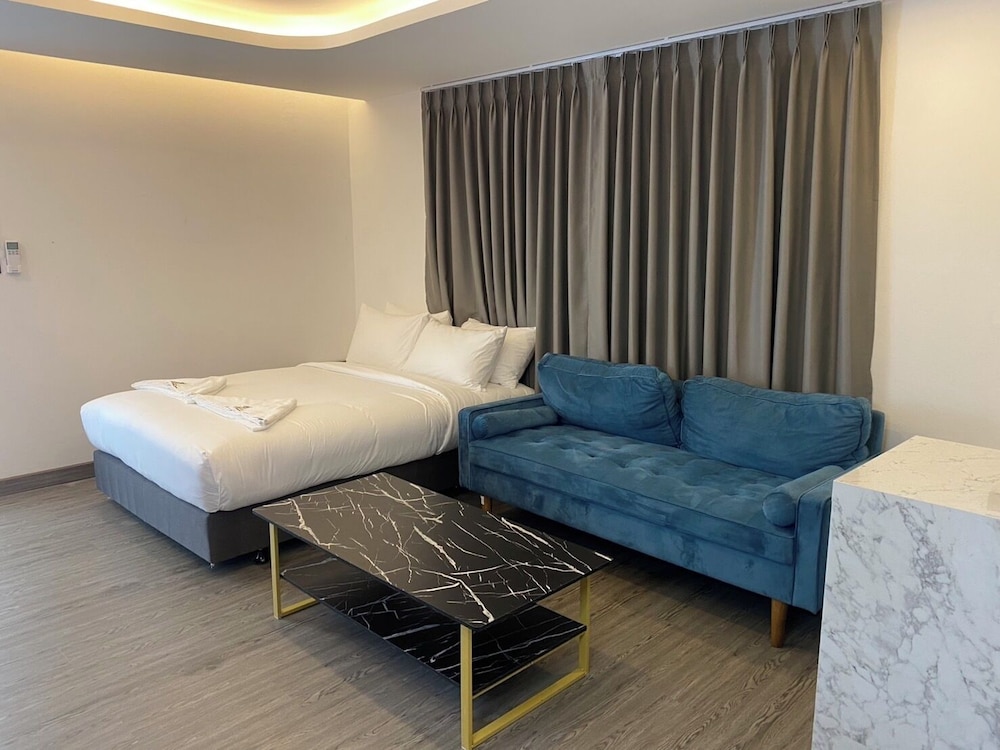 Queen Bed Room