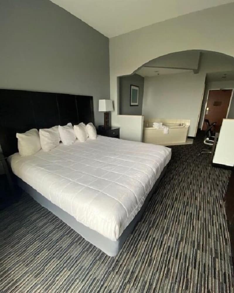 Suite, 1 King Bed, Jetted Tub, Lake View