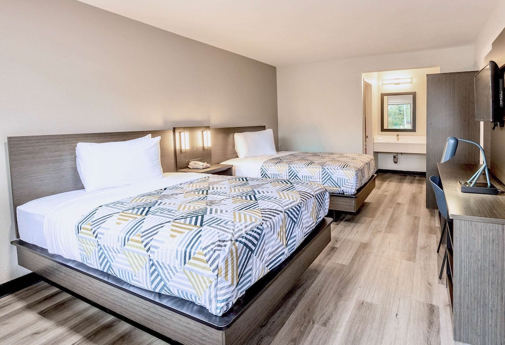 Standard Room, 2 Double Beds, Smoking - Photo 1