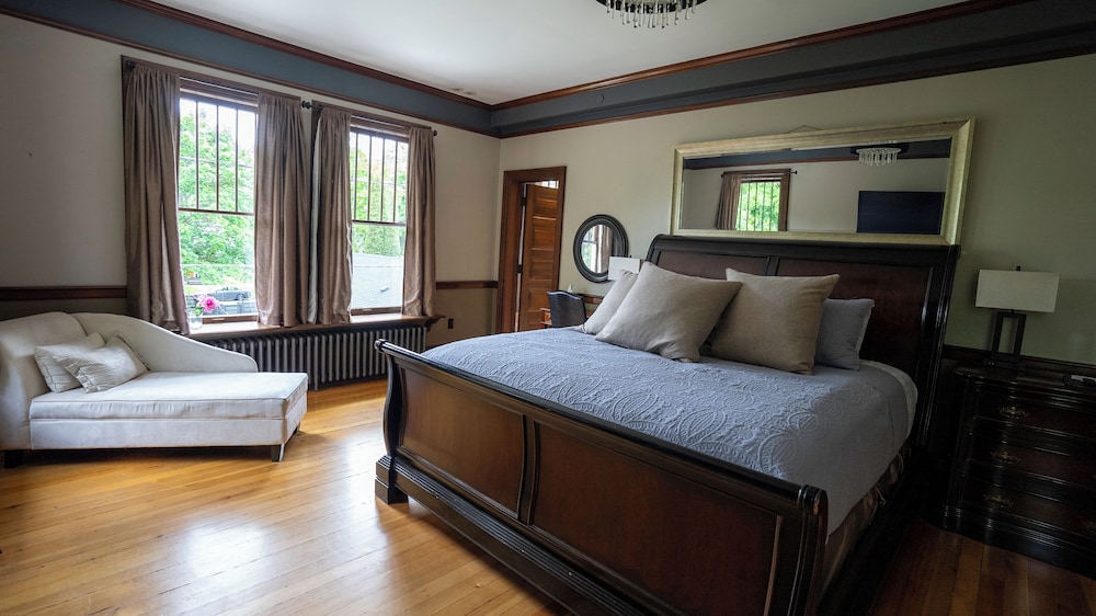 Mansion Fireplace Suite