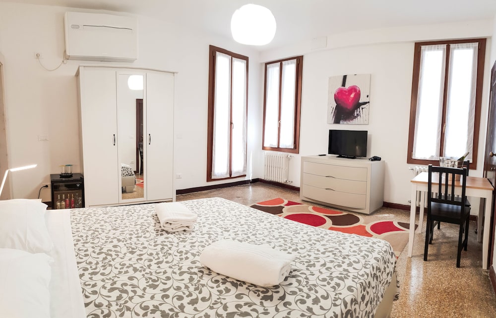 Basic Double Room, Private Bathroom photo 2