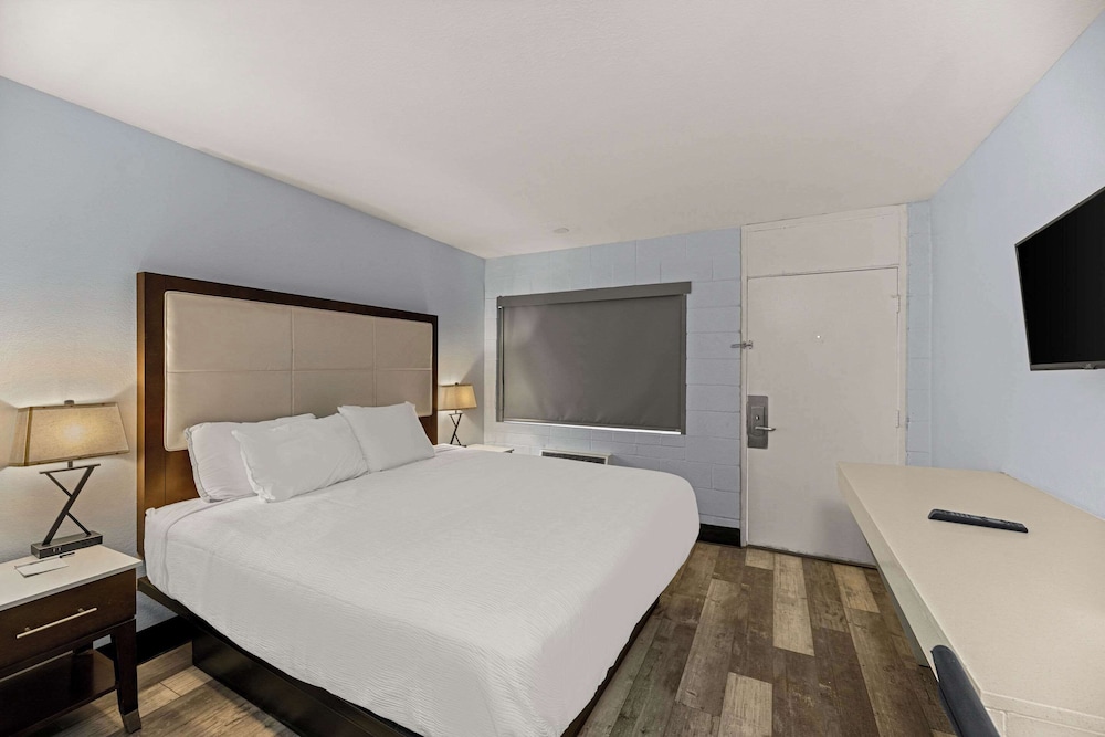 Standard Room, 1 King Bed, Non Smoking - Photo 1