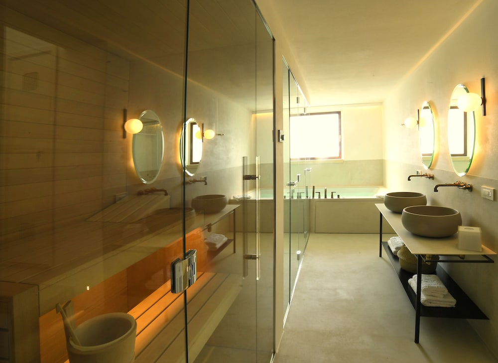 Premium Suite, 2 Bedrooms, Private Pool (and Spa area, 4 guests) photo 2