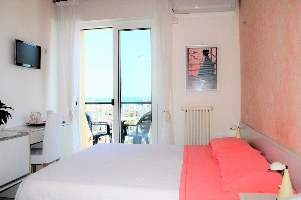 Panoramic Double Room, 1 Bedroom, Balcony, Sea View photo 2