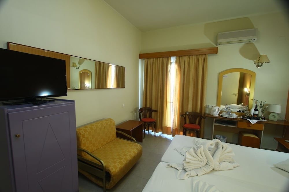 Triple Room, Balcony, City View photo 2