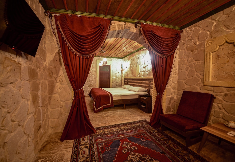 Honeymoon Room, Jetted Tub, City View - Photo 4