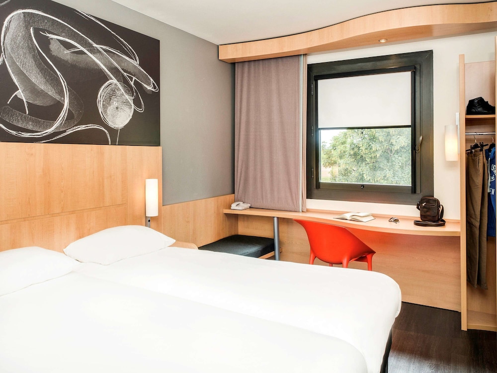 Standard Room, Multiple Beds photo 2