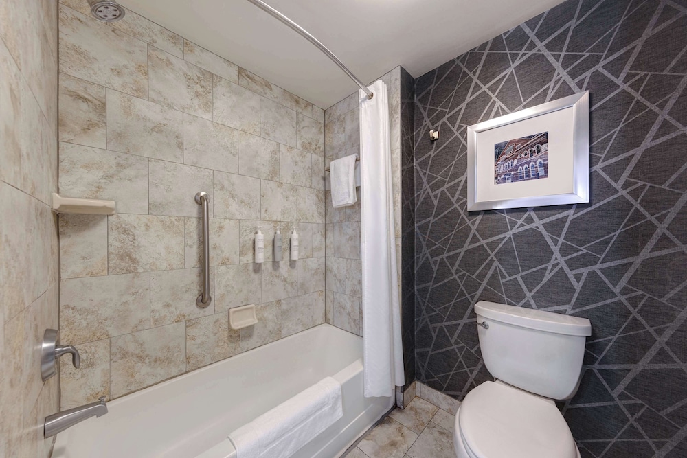 Suite, 1 King Bed, Balcony thumbnail 5