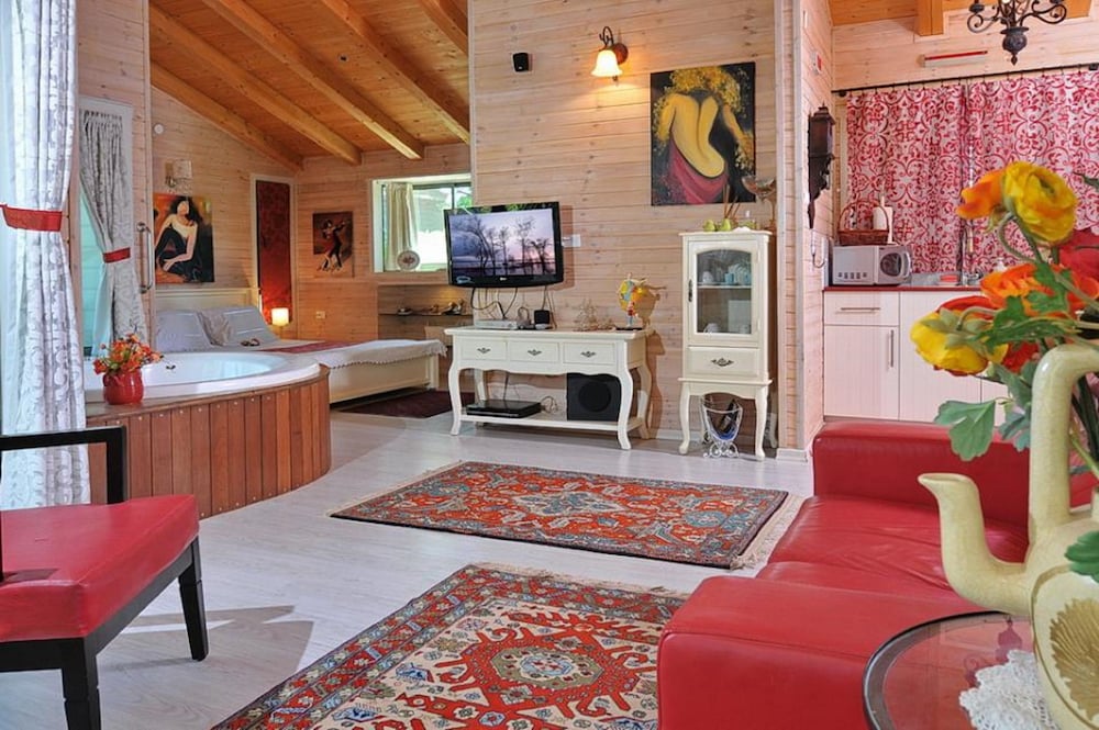 Deluxe Cabin, Jetted Tub photo 2