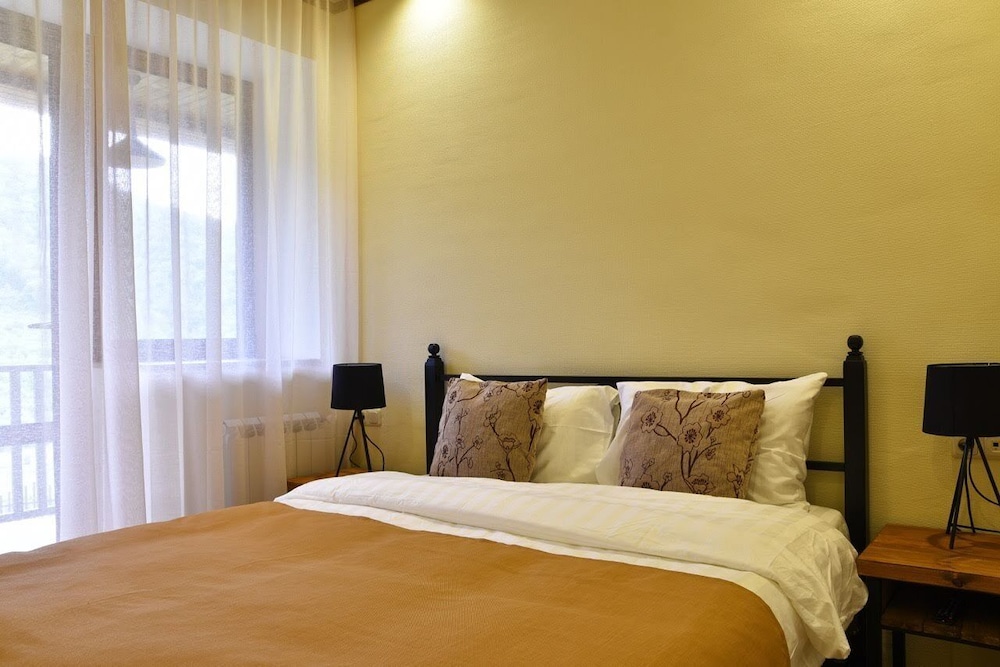 Basic Double Room, Non Smoking, Mountain View