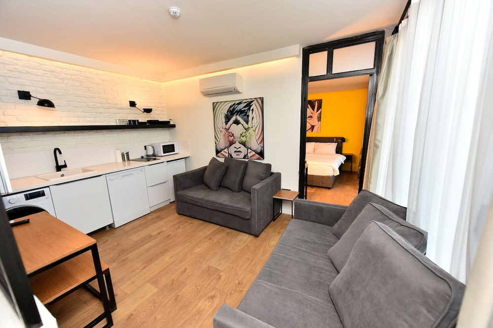 Suite, 1 Bedroom, Annex Building photo 1