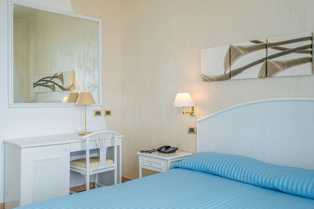 Standard Double or Twin Room, Balcony - Photo 9