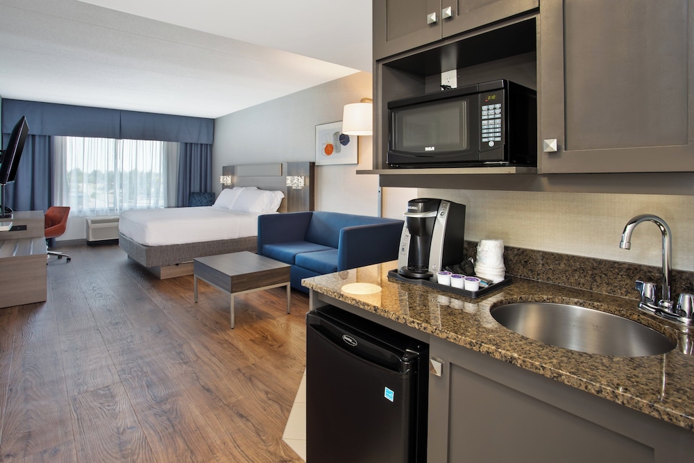 Suite, 1 King Bed, Jetted Tub (Walk-In Shower) photo 1
