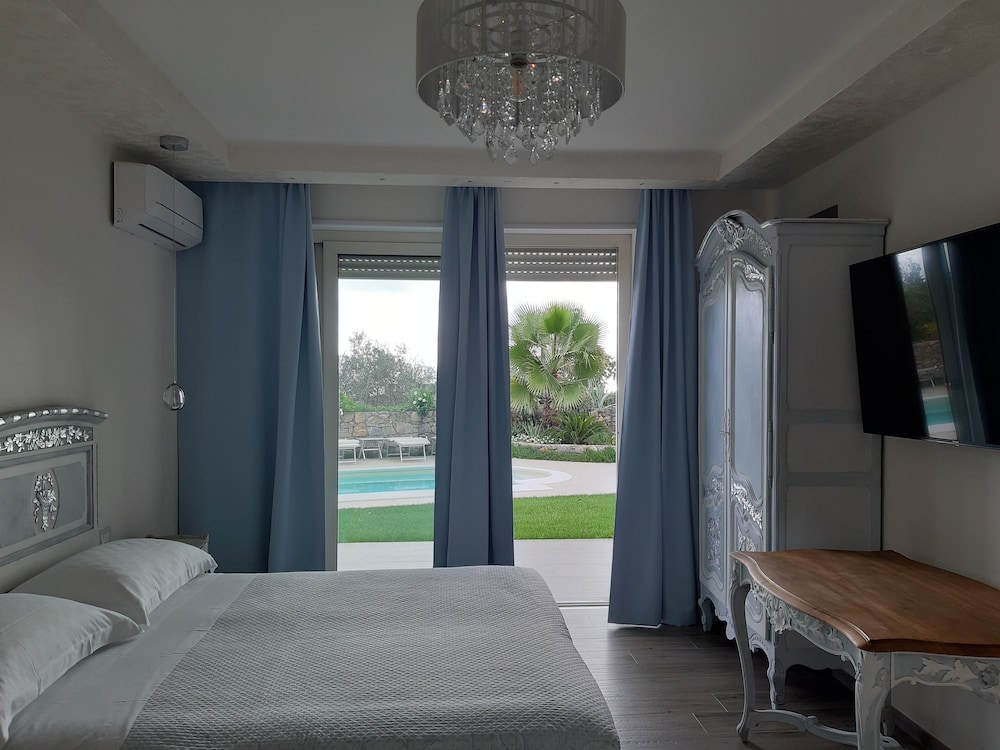 Deluxe Triple Room, Pool View photo 2