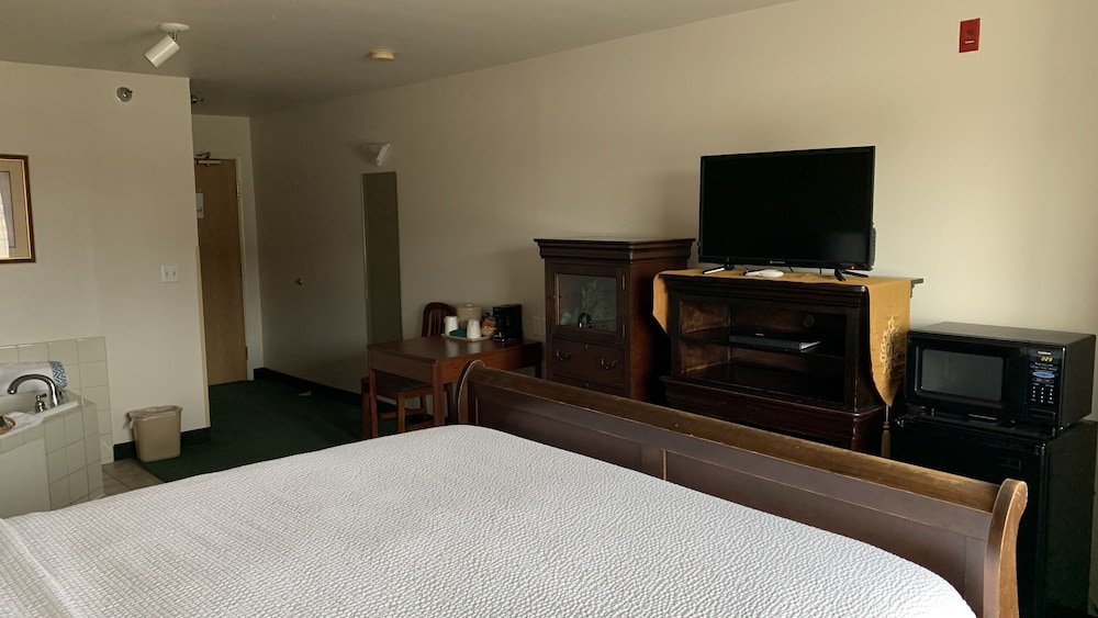 Deluxe Studio, 1 King Bed, Jetted Tub photo 2