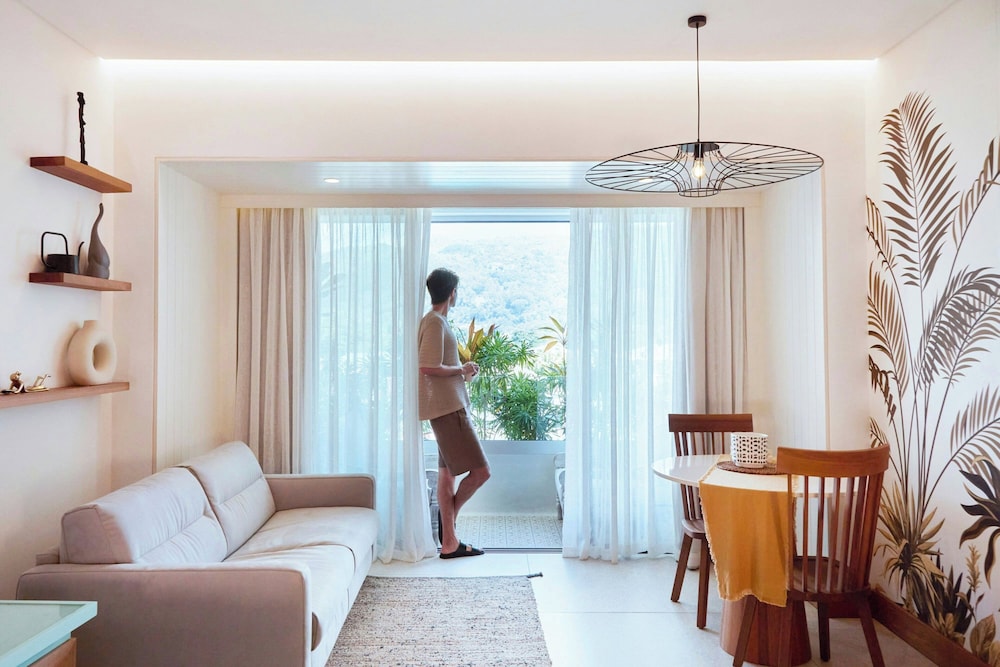 Junior Suite, 1 King Bed, Non Smoking, Mountain View (Balcony) - Photo 4