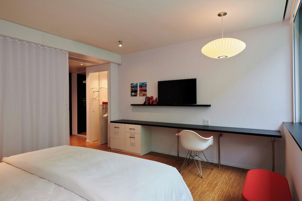 Room, 1 King Bed (Mobility Accessible, Roll-In Shower) thumbnail 5