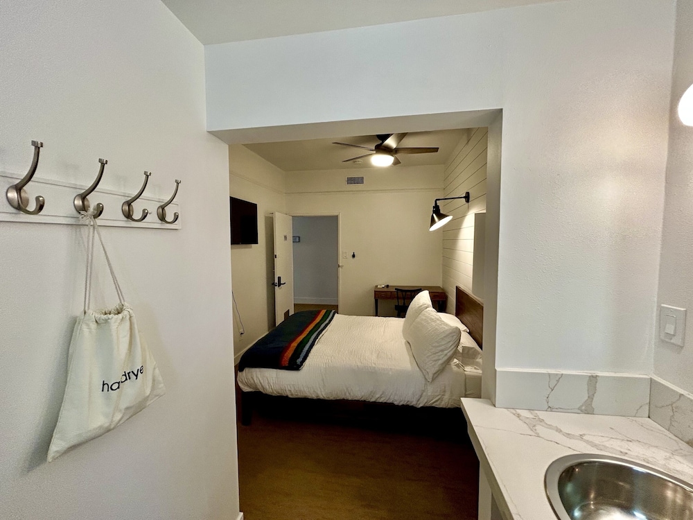 Deluxe Suite, 1 Queen Bed, Accessible, Private Bathroom photo 2