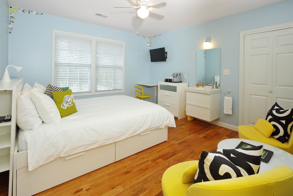 Double Room, 1 Queen Bed, Private Bathroom (Chicken Room)